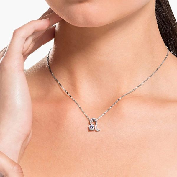 Pingente Swarovski Zodíaco II Leo Branco Acabamento em metal misto